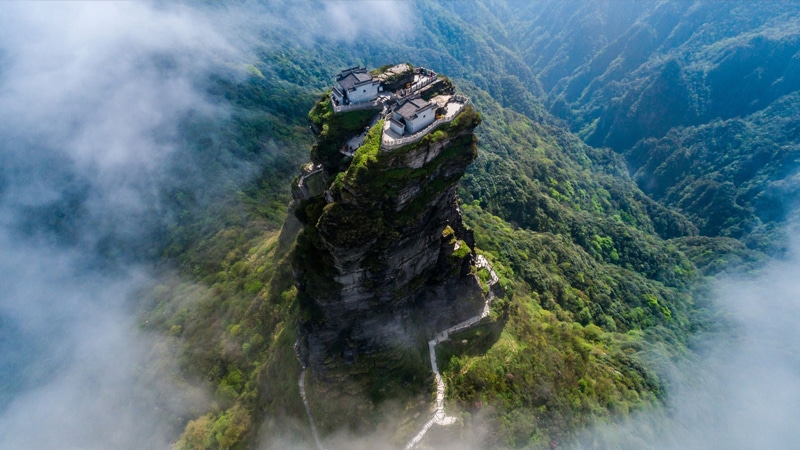 Read more about the article China, Mount Fanjing: two temples at the gates of heaven (video)