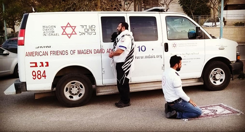 Read more about the article A Jew and a Muslim Pray Together: This Photo Of Two Paramedics Is Becoming a Symbol Of Peace During The Pandemic